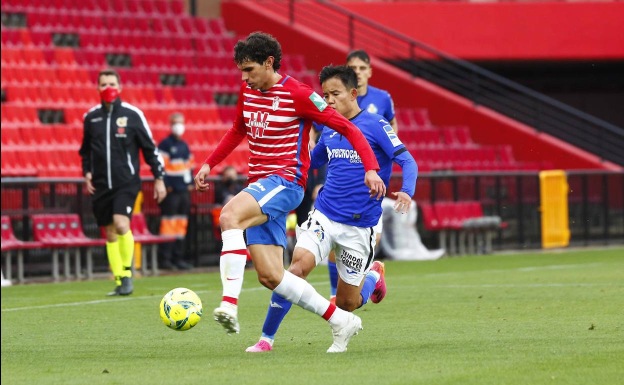 Jesús Vallejo se anticipa en un balón dividido a Take Kubo, que también pertenece al Real Madrid. 