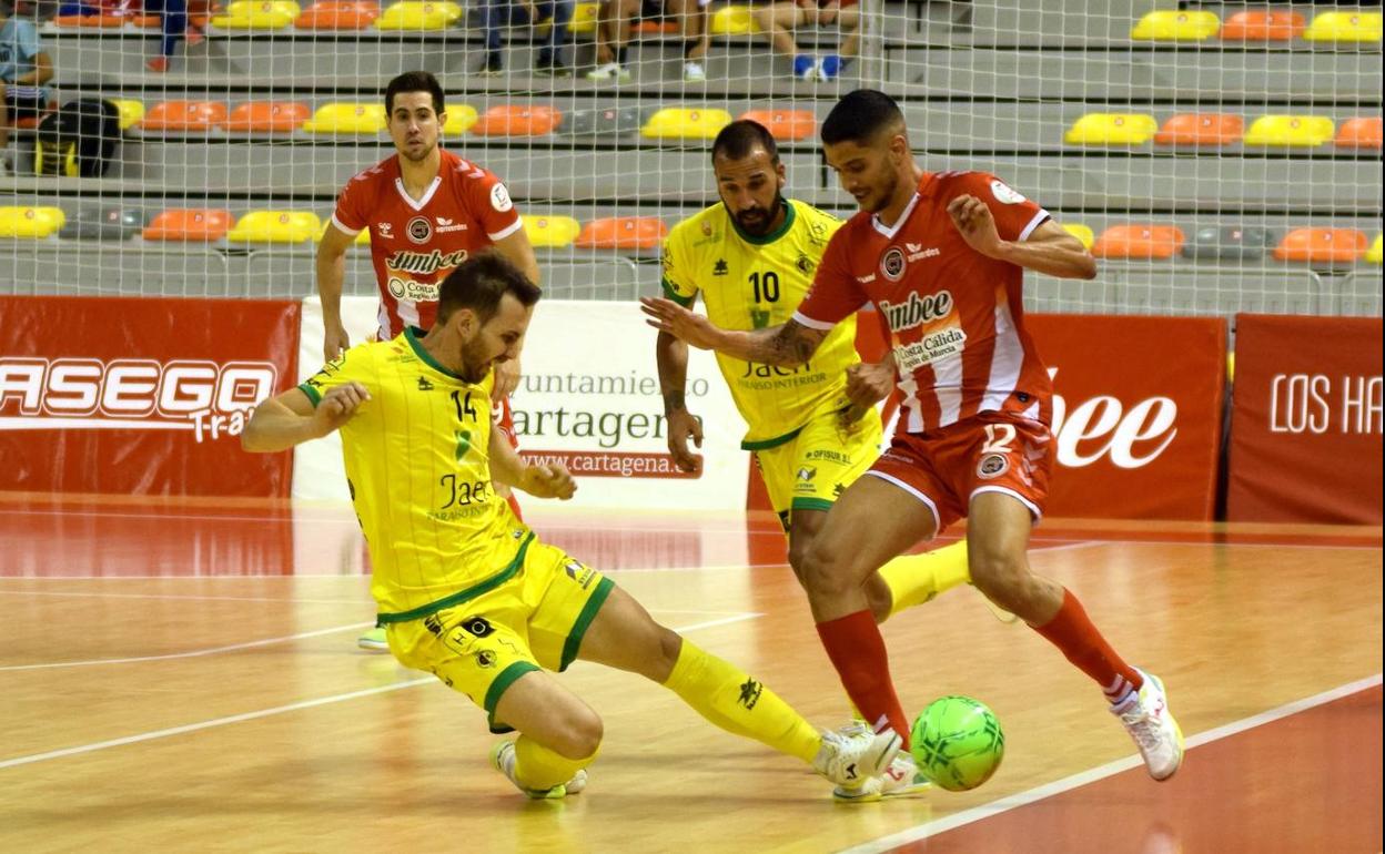 El argentino Alan Brandi corta la internada del local Lucao.