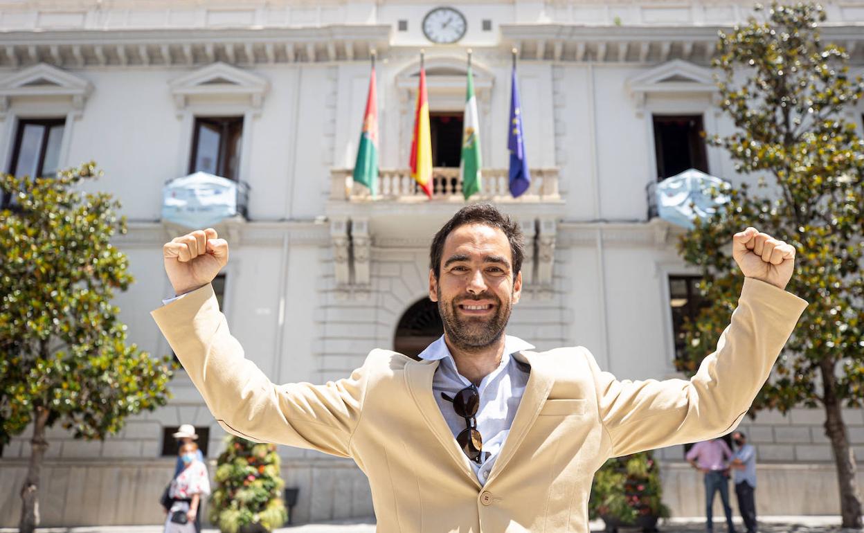 Miguel Ángel posa después de la presentación del proyecto. 