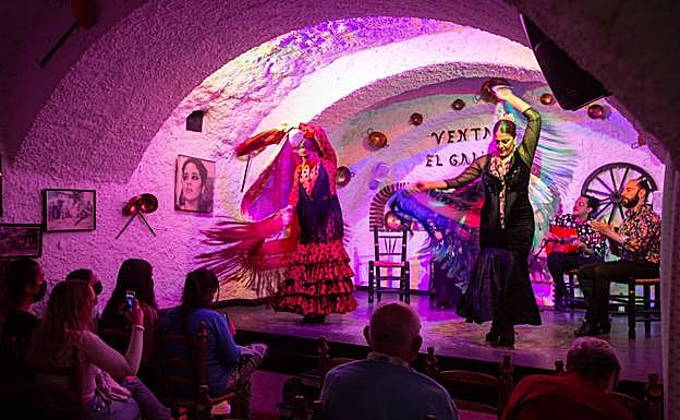 Bailaoras sobre el tablao de la Venta del Gallo. 