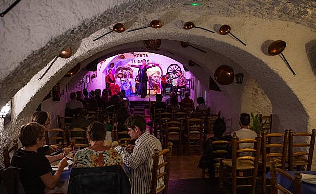 Clientes cenan mientras disfrutan del espectáculo. 