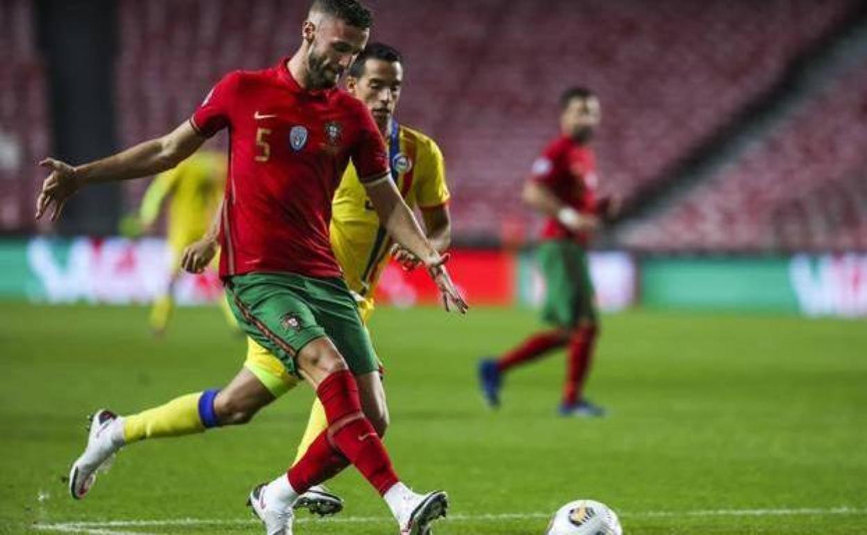 Domingos Duarte juega un balón en un partido con Portugal. 