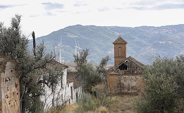 Imagen principal - Vista de la iglesia de Tablate desde el exterior. En la otra imagen se aprecia que la cubierta está desapareciendo, con el peligro de derrumbe que supone.