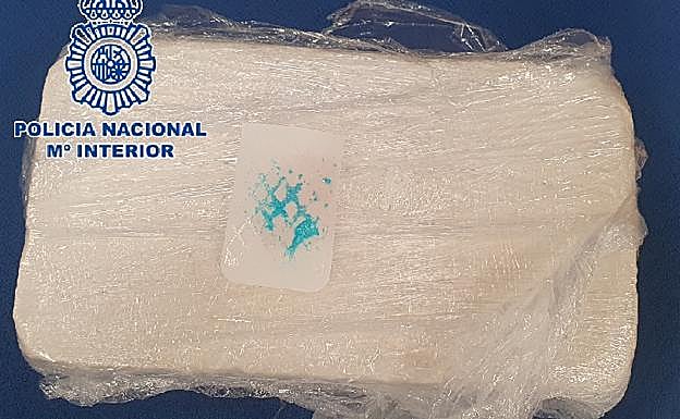 Cazados en el parking de un centro comercial de Granada vendiendo un kilo de cocaína
