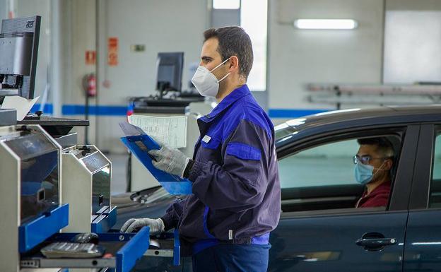 Un técnico revisa un vehículo