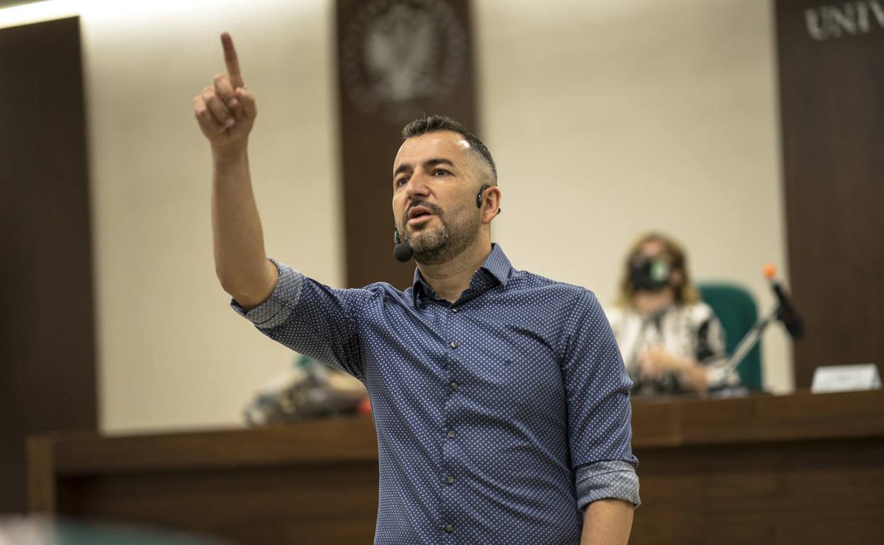 Diego Martínez durante una de estas charlas. 