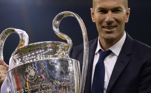 Recuerdos históricos. Zinedine Zidane agarra la copa de la Champions para celebrar la victoria del Real Madrid contra la Juventus en Cardiff