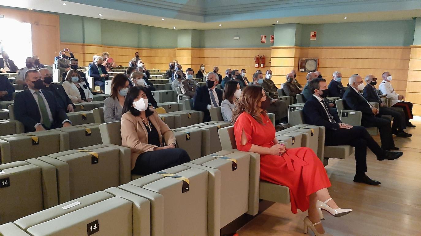 Foto de familia de todas las personas que recibieron o recogieron algún reconocimiento.