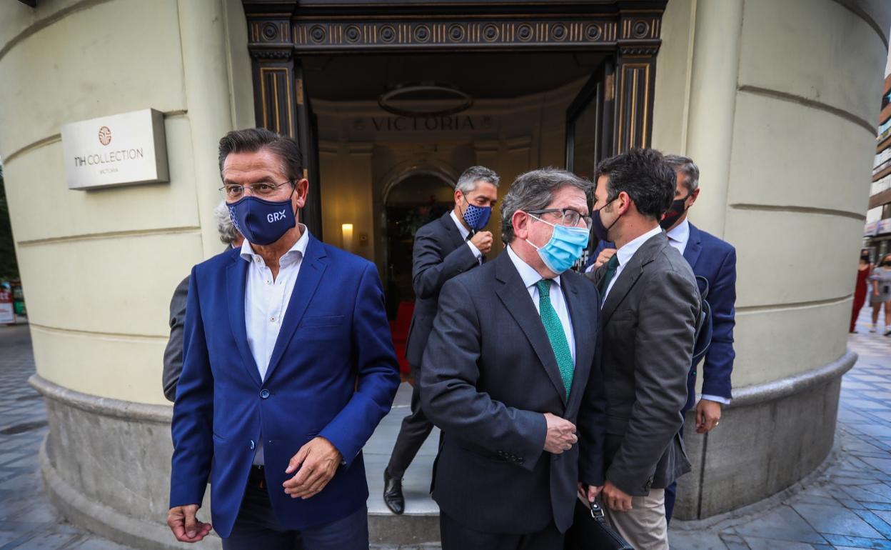 El alcalde, Luis Salvador, y Luis González, con varios de los participantes en el encuentro tras su finalización.