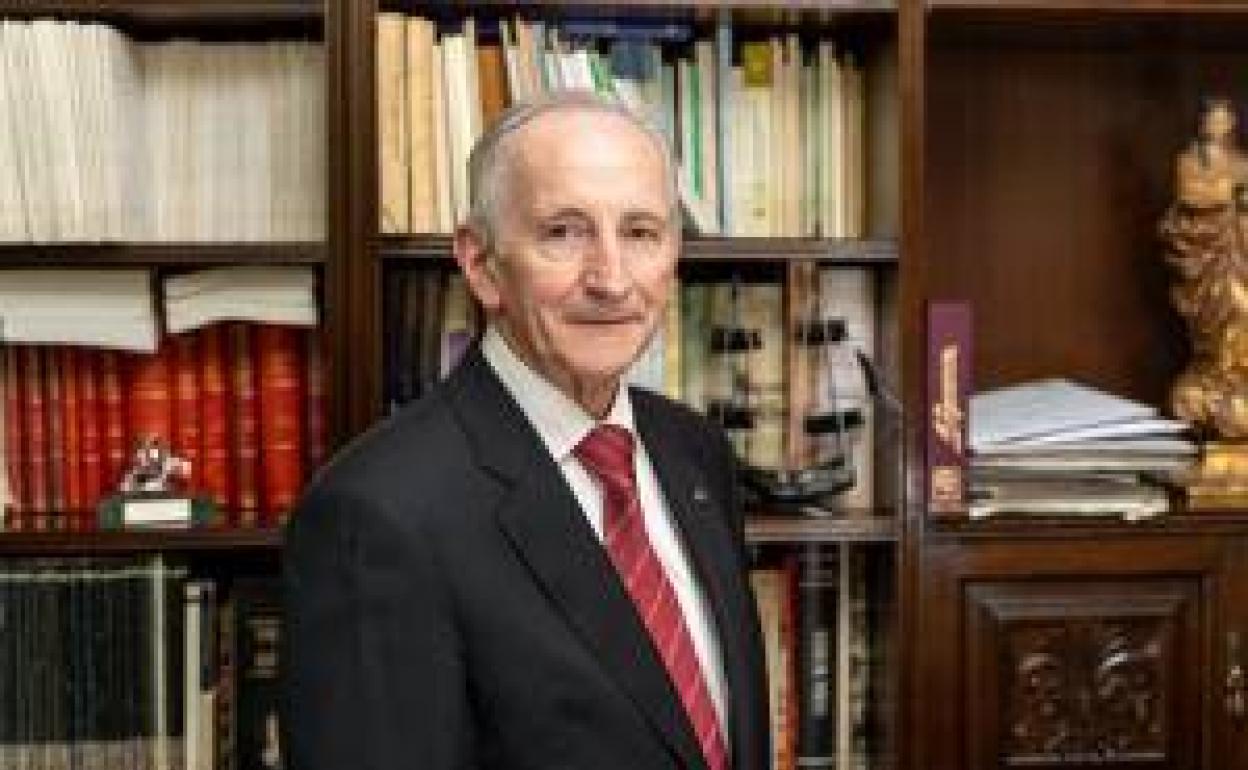 El abogado Enrique Ceres, en su despacho de calle Recogidas. 