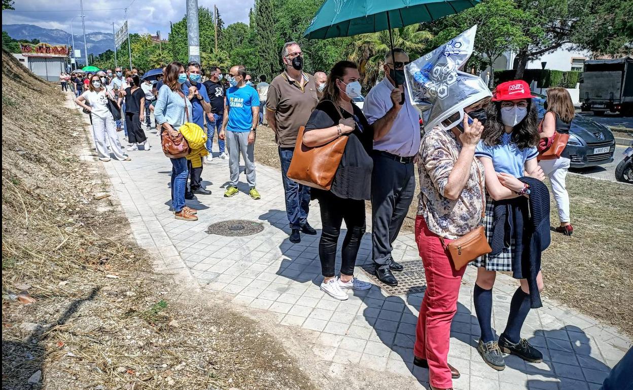 Las colas en el 'vacunódromo' norte llegaron ayer hasta la altura de la portada del ferial. 