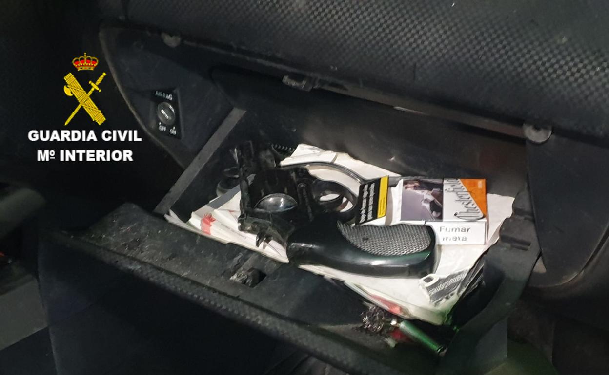 El revólver recuperado. 