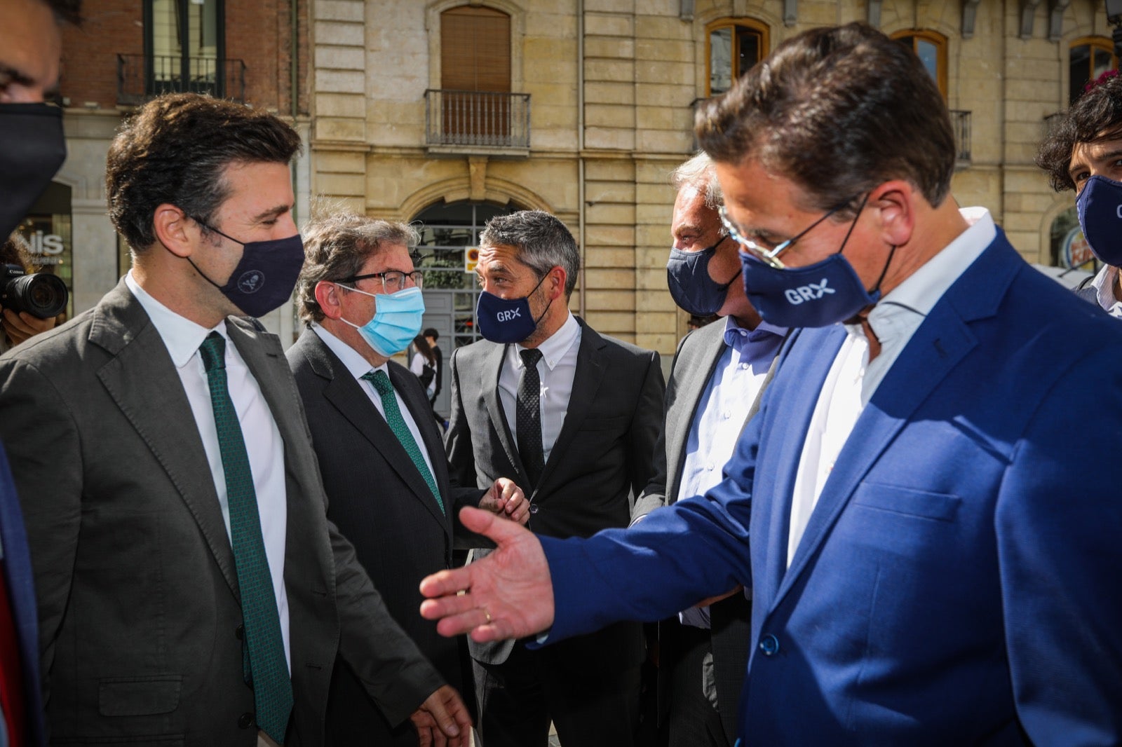 La reunión, que se ha producido en un hotel del Centro, ha arrancado con 17 minutos de retraso debido al atraso del cierre del pleno municipal, que ha finalizado sólo unos momentos antes