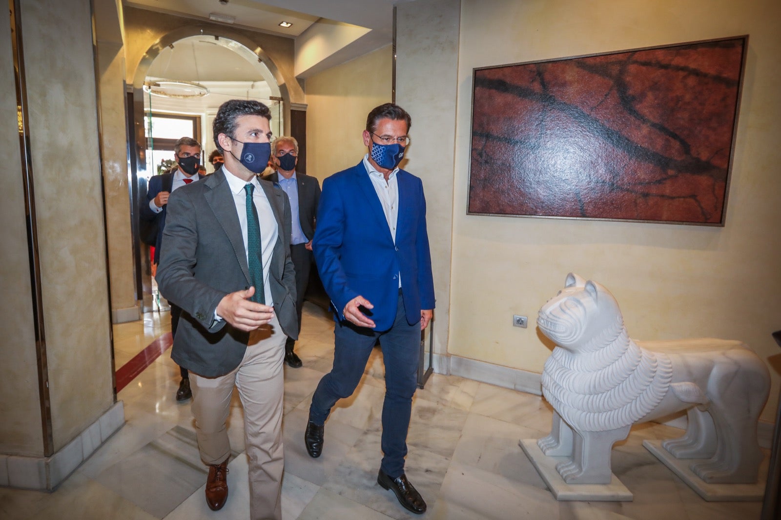 La reunión, que se ha producido en un hotel del Centro, ha arrancado con 17 minutos de retraso debido al atraso del cierre del pleno municipal, que ha finalizado sólo unos momentos antes