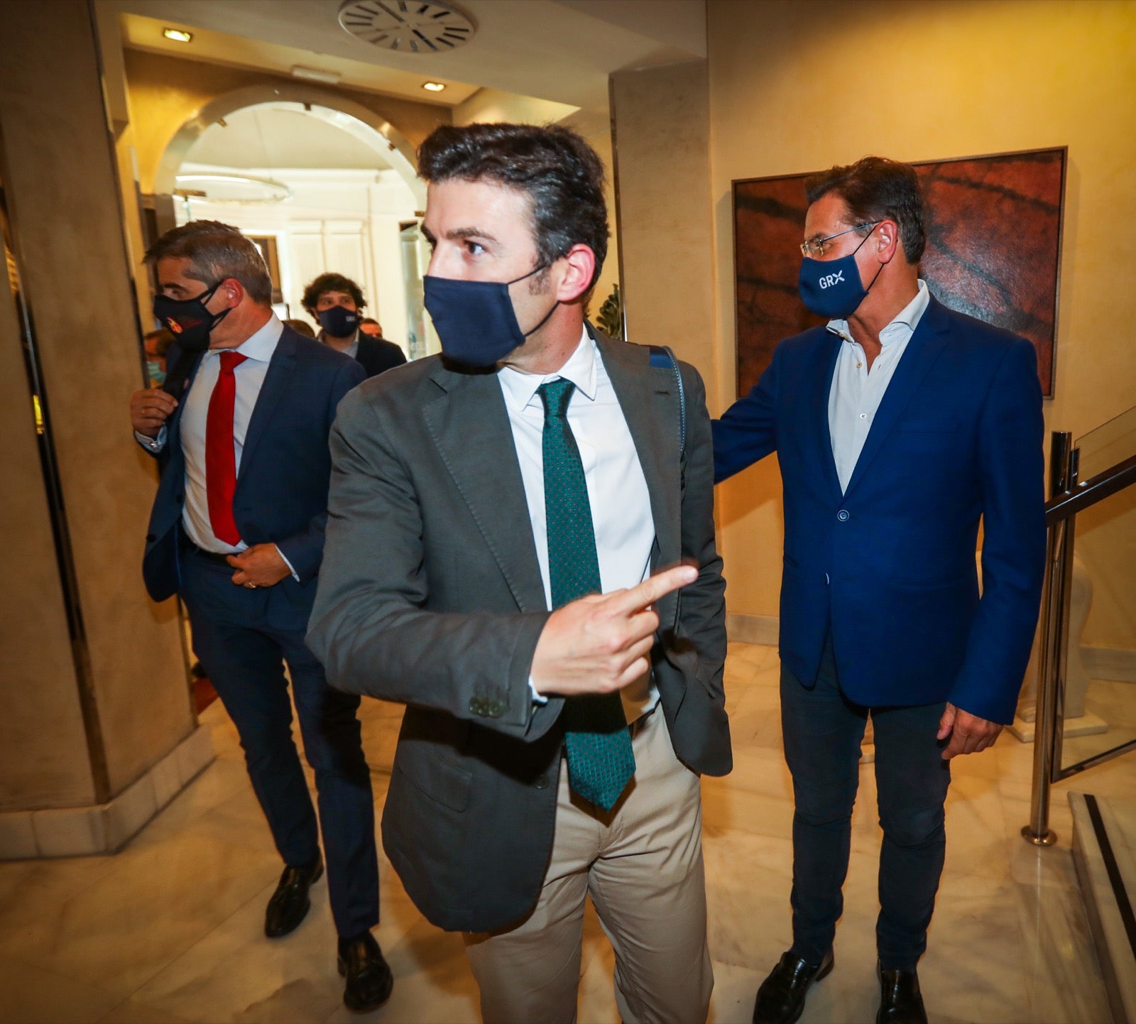 La reunión, que se ha producido en un hotel del Centro, ha arrancado con 17 minutos de retraso debido al atraso del cierre del pleno municipal, que ha finalizado sólo unos momentos antes