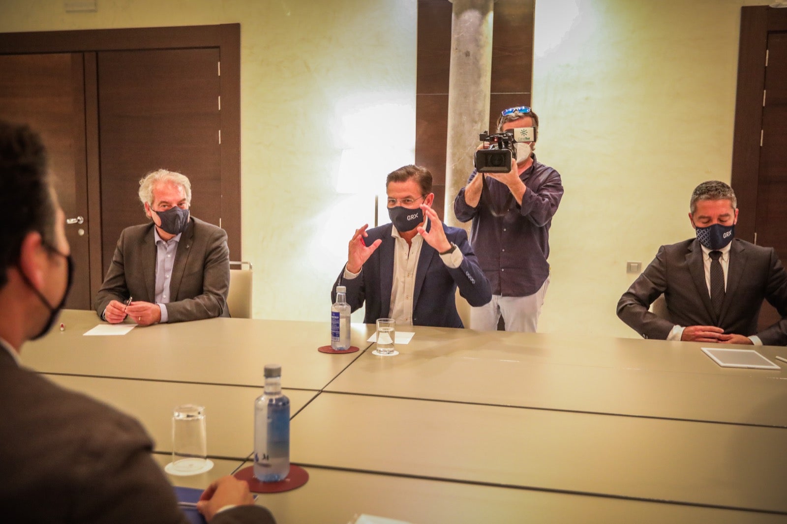 La reunión, que se ha producido en un hotel del Centro, ha arrancado con 17 minutos de retraso debido al atraso del cierre del pleno municipal, que ha finalizado sólo unos momentos antes