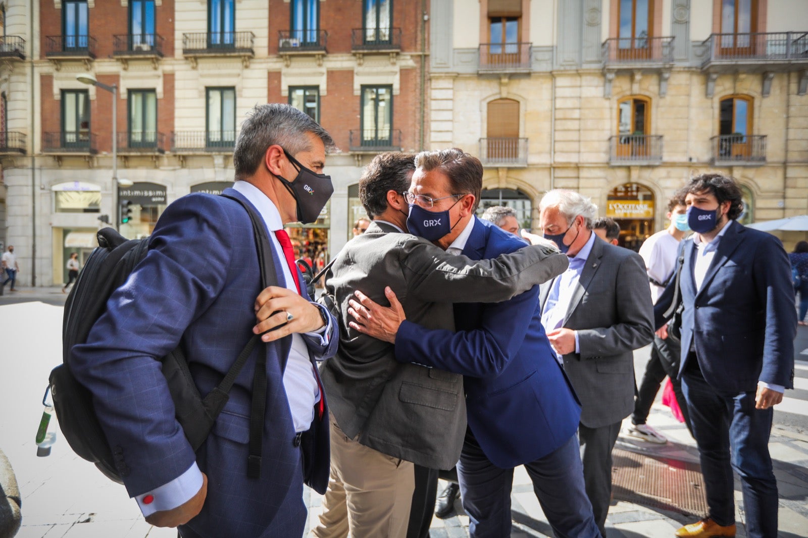 La reunión, que se ha producido en un hotel del Centro, ha arrancado con 17 minutos de retraso debido al atraso del cierre del pleno municipal, que ha finalizado sólo unos momentos antes