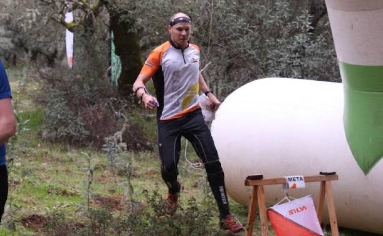 Un integrante del Club Veleta llega a la baliza final en una prueba anterior. 