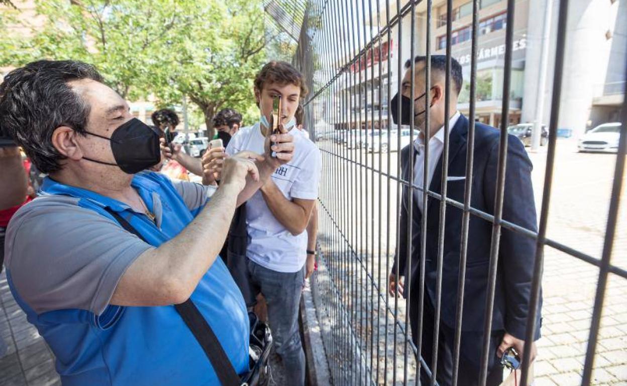 Diego Martínez se fotografía con los aficionados a su salida.