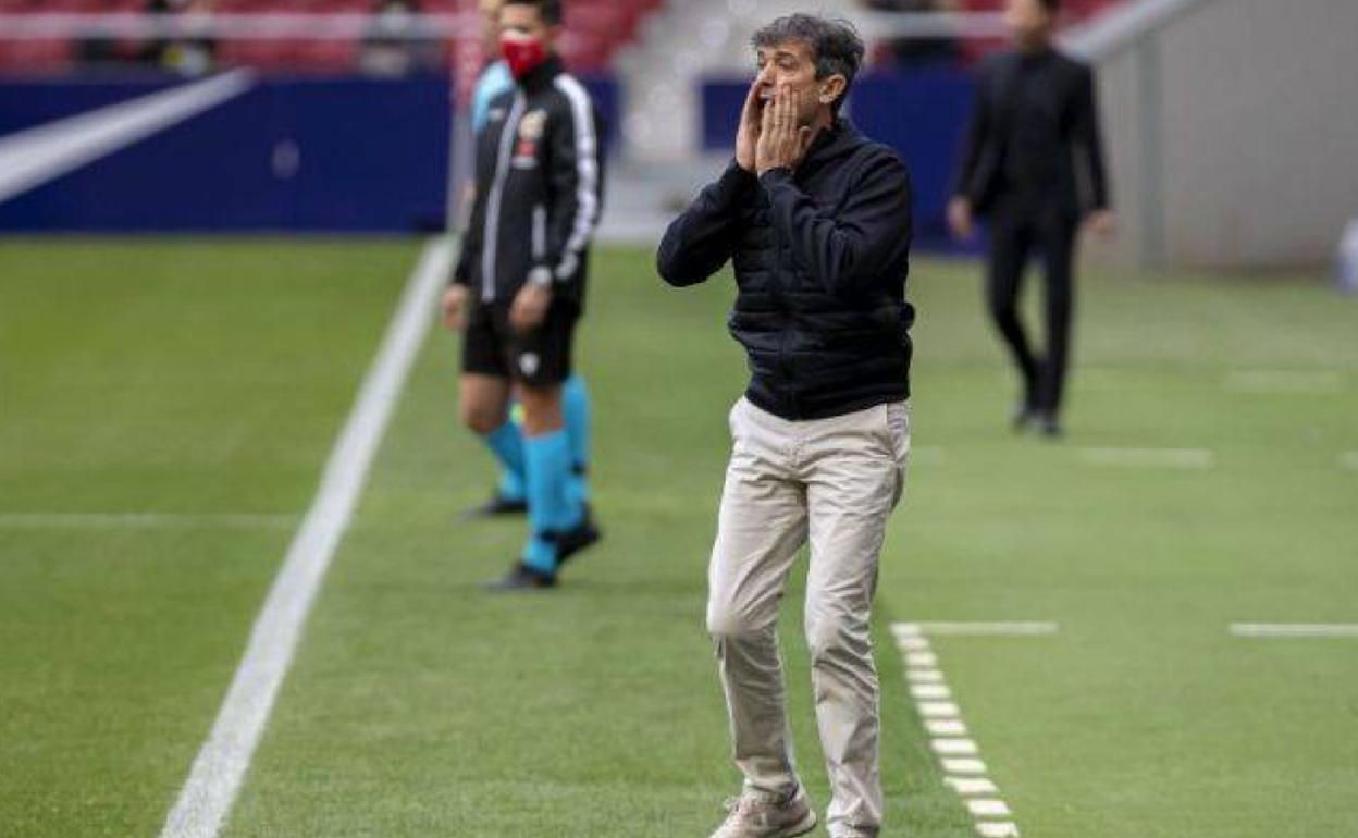 Pacheta se lamenta de una ocasión del Huesca en la visita al Wanda Metropolitano. 