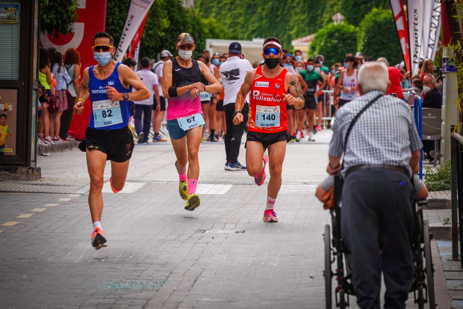 250 corredores, la mitad de ellos locales, participan en la prueba en una espectacular jornada de atletismo y un exigente recorrido por el casco urbano lojeño a lo largo de 10,5 kilómetros