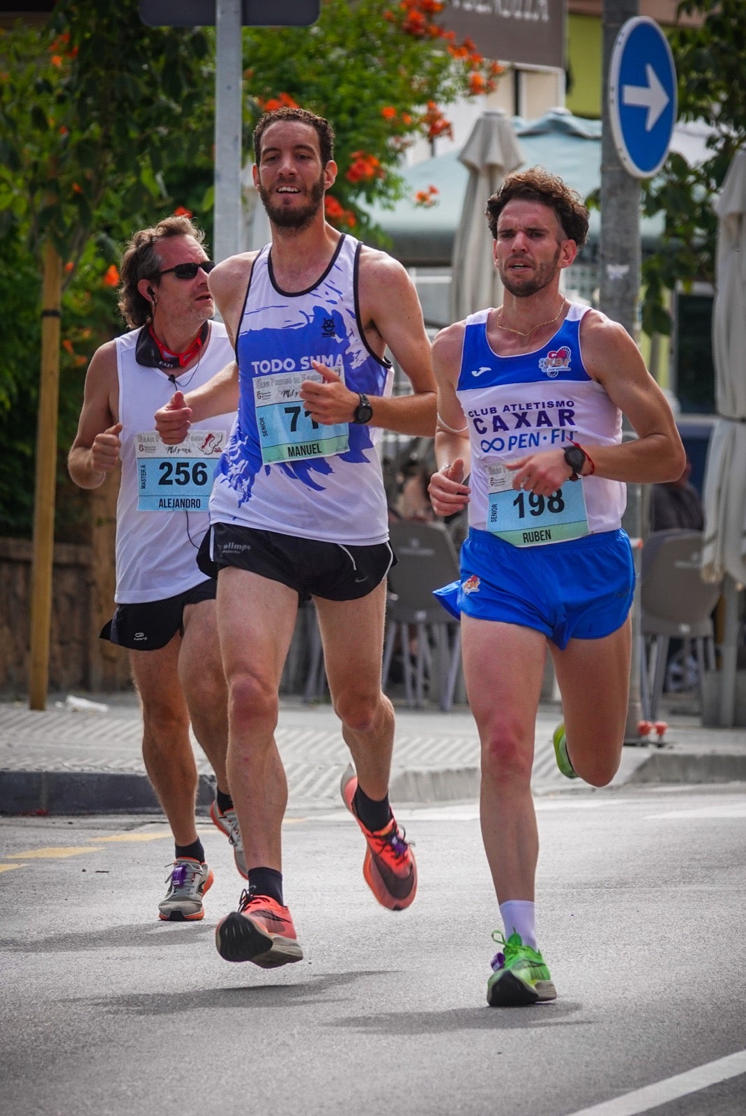 250 corredores, la mitad de ellos locales, participan en la prueba en una espectacular jornada de atletismo y un exigente recorrido por el casco urbano lojeño a lo largo de 10,5 kilómetros