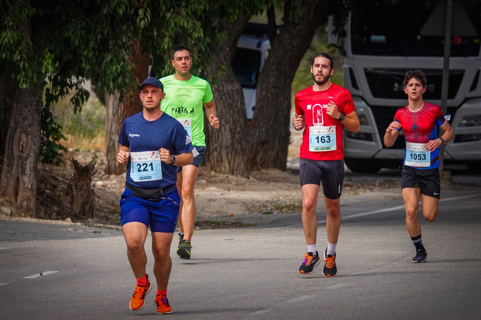 250 corredores, la mitad de ellos locales, participan en la prueba en una espectacular jornada de atletismo y un exigente recorrido por el casco urbano lojeño a lo largo de 10,5 kilómetros