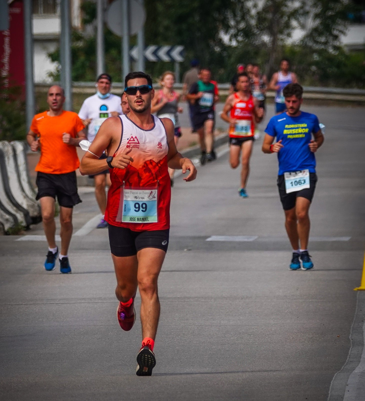 250 corredores, la mitad de ellos locales, participan en la prueba en una espectacular jornada de atletismo y un exigente recorrido por el casco urbano lojeño a lo largo de 10,5 kilómetros