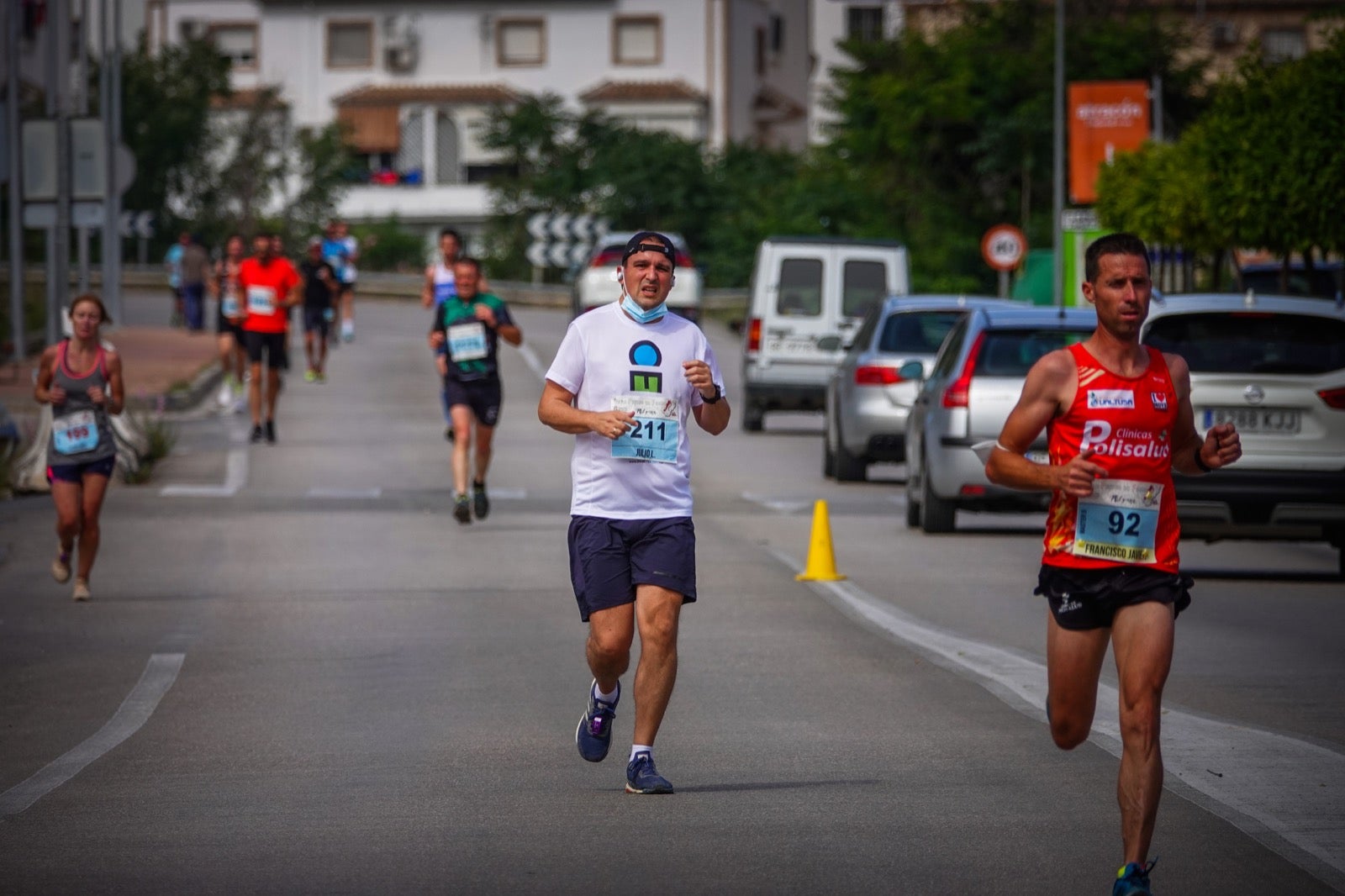 250 corredores, la mitad de ellos locales, participan en la prueba en una espectacular jornada de atletismo y un exigente recorrido por el casco urbano lojeño a lo largo de 10,5 kilómetros