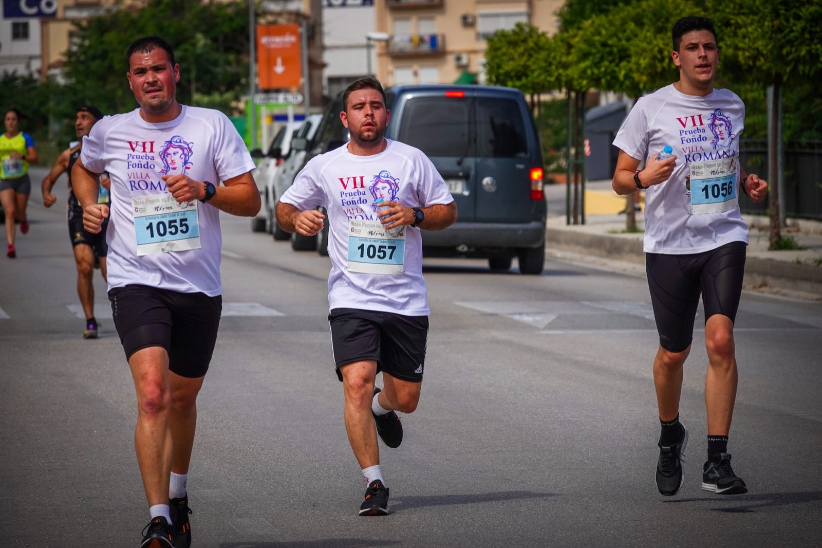 250 corredores, la mitad de ellos locales, participan en la prueba en una espectacular jornada de atletismo y un exigente recorrido por el casco urbano lojeño a lo largo de 10,5 kilómetros