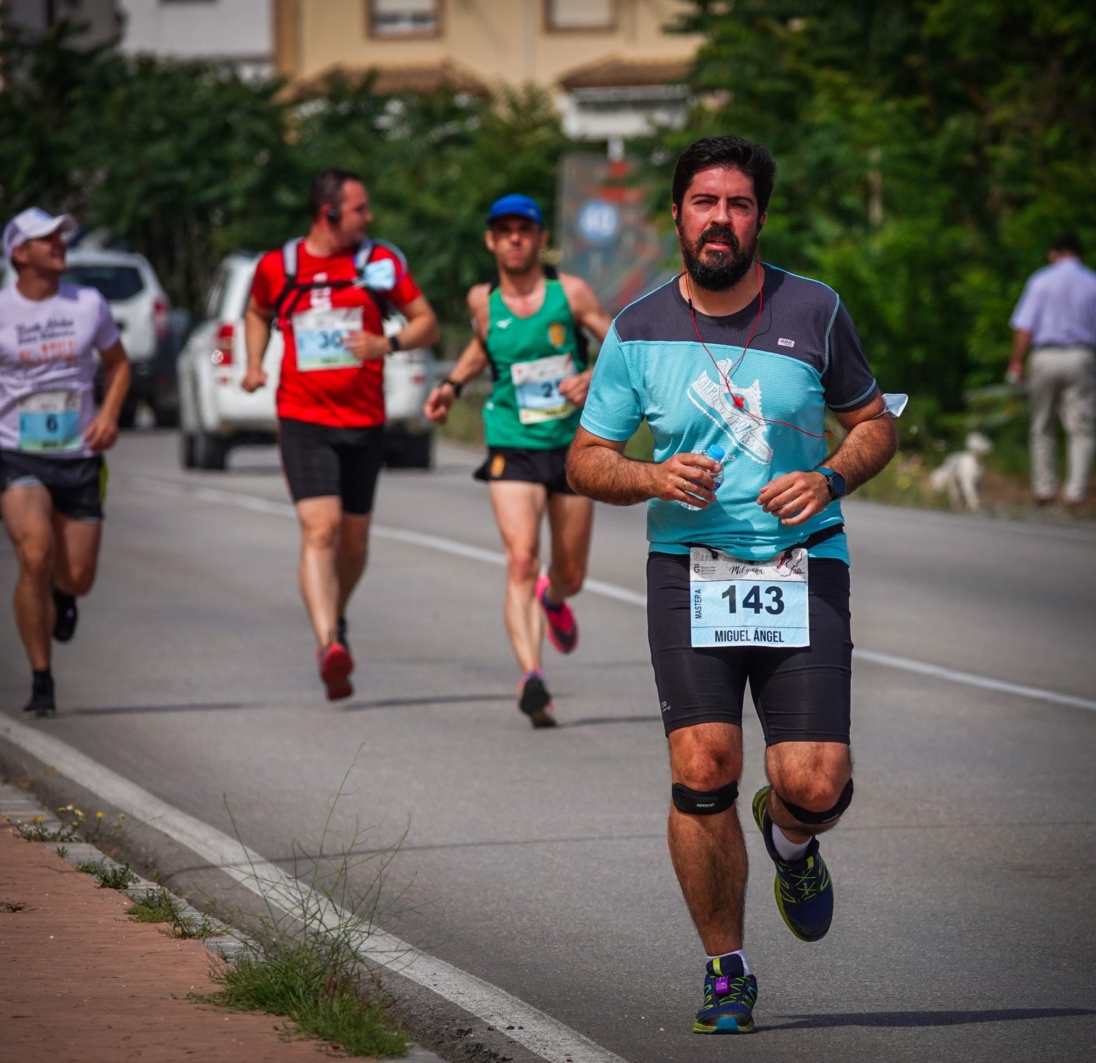 250 corredores, la mitad de ellos locales, participan en la prueba en una espectacular jornada de atletismo y un exigente recorrido por el casco urbano lojeño a lo largo de 10,5 kilómetros