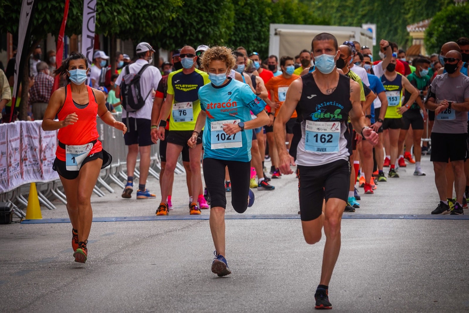 250 corredores, la mitad de ellos locales, participan en la prueba en una espectacular jornada de atletismo y un exigente recorrido por el casco urbano lojeño a lo largo de 10,5 kilómetros
