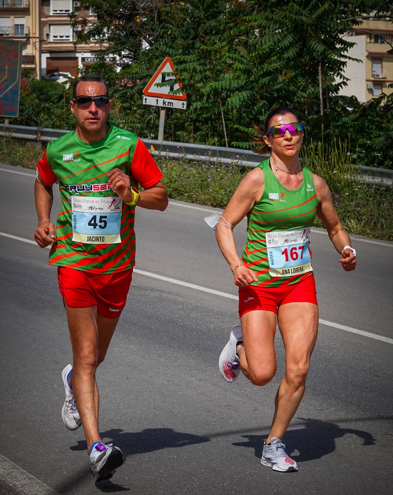 250 corredores, la mitad de ellos locales, participan en la prueba en una espectacular jornada de atletismo y un exigente recorrido por el casco urbano lojeño a lo largo de 10,5 kilómetros