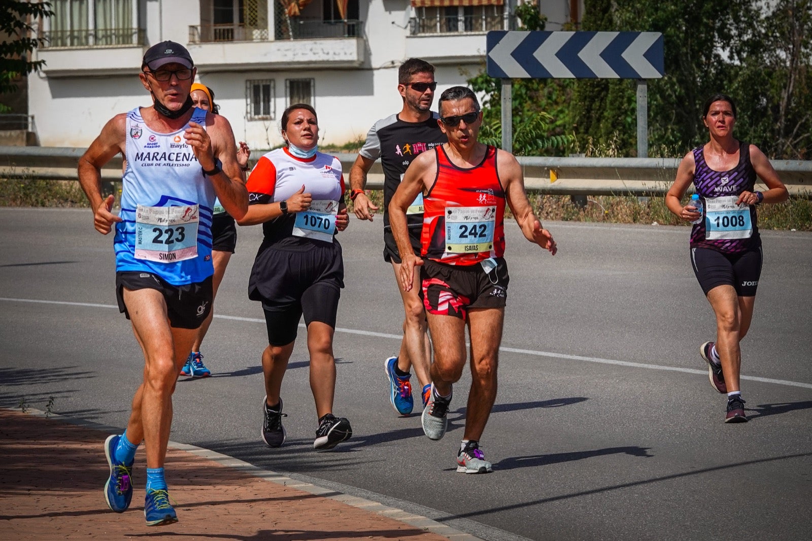 250 corredores, la mitad de ellos locales, participan en la prueba en una espectacular jornada de atletismo y un exigente recorrido por el casco urbano lojeño a lo largo de 10,5 kilómetros