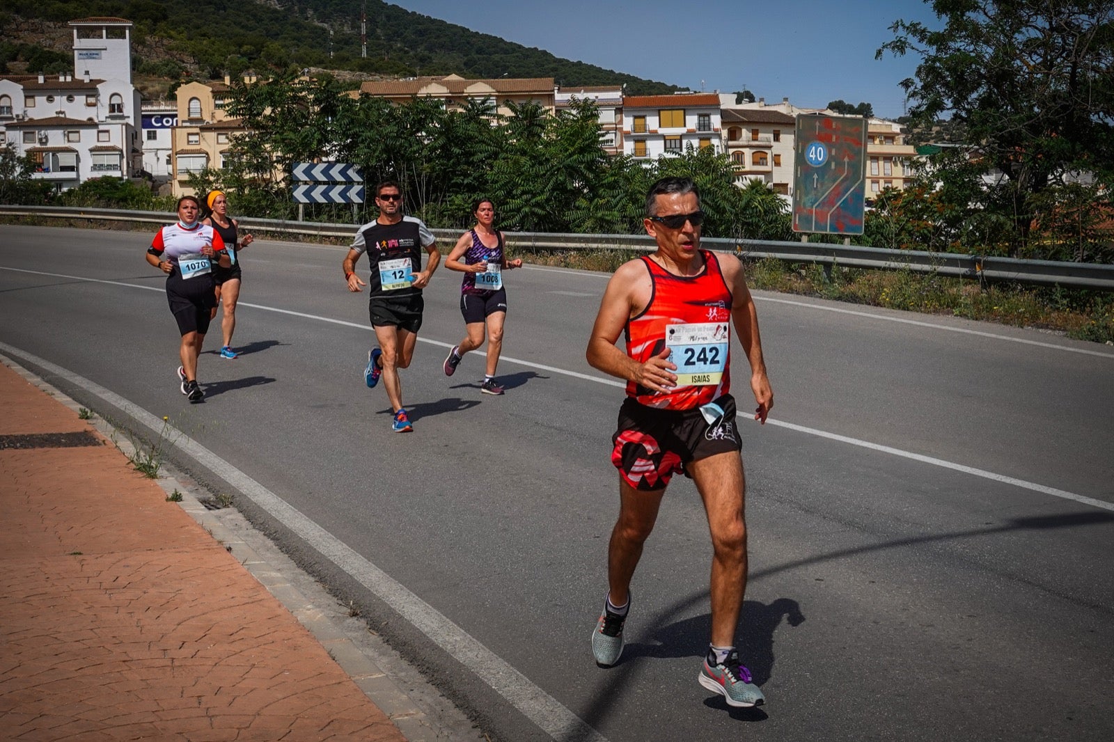 250 corredores, la mitad de ellos locales, participan en la prueba en una espectacular jornada de atletismo y un exigente recorrido por el casco urbano lojeño a lo largo de 10,5 kilómetros