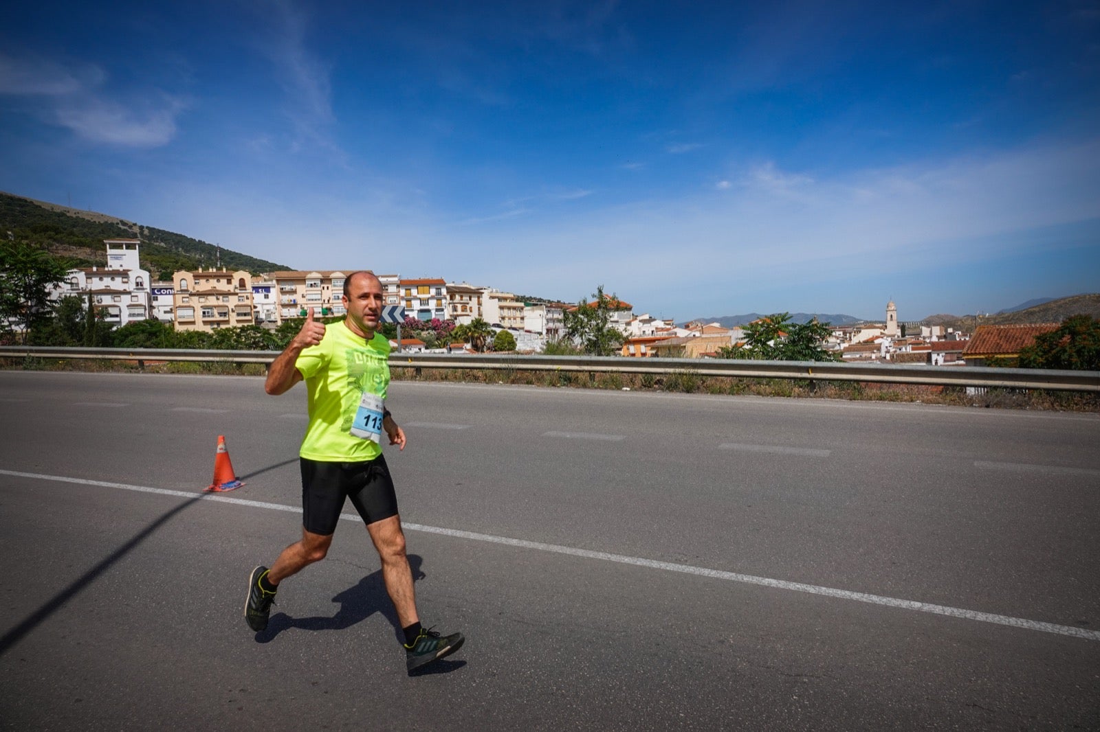 250 corredores, la mitad de ellos locales, participan en la prueba en una espectacular jornada de atletismo y un exigente recorrido por el casco urbano lojeño a lo largo de 10,5 kilómetros