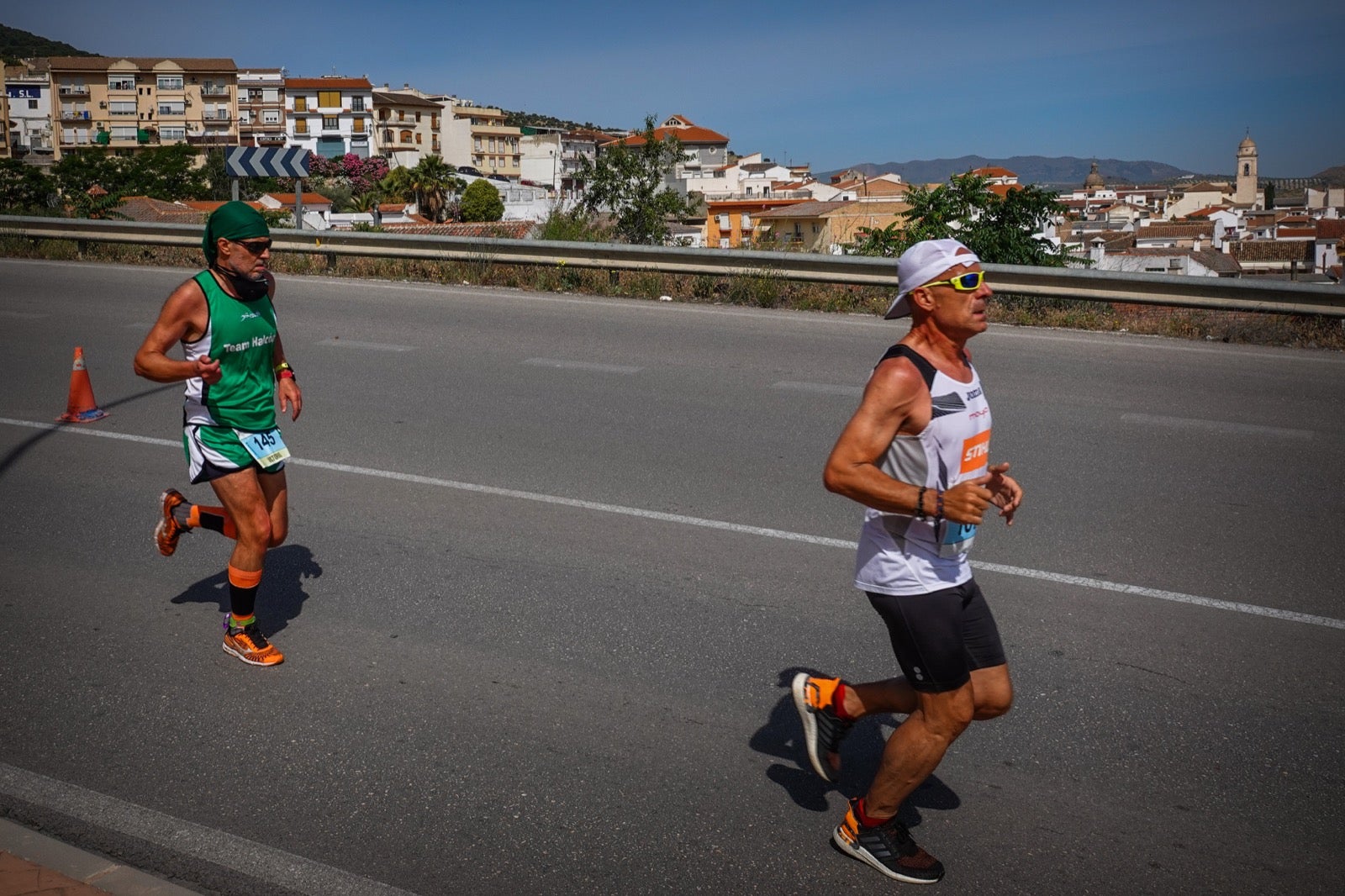 250 corredores, la mitad de ellos locales, participan en la prueba en una espectacular jornada de atletismo y un exigente recorrido por el casco urbano lojeño a lo largo de 10,5 kilómetros