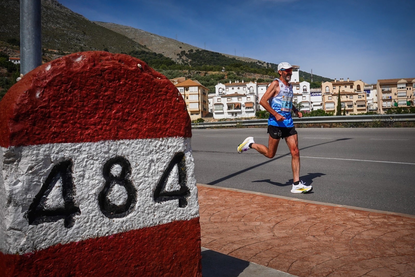 250 corredores, la mitad de ellos locales, participan en la prueba en una espectacular jornada de atletismo y un exigente recorrido por el casco urbano lojeño a lo largo de 10,5 kilómetros