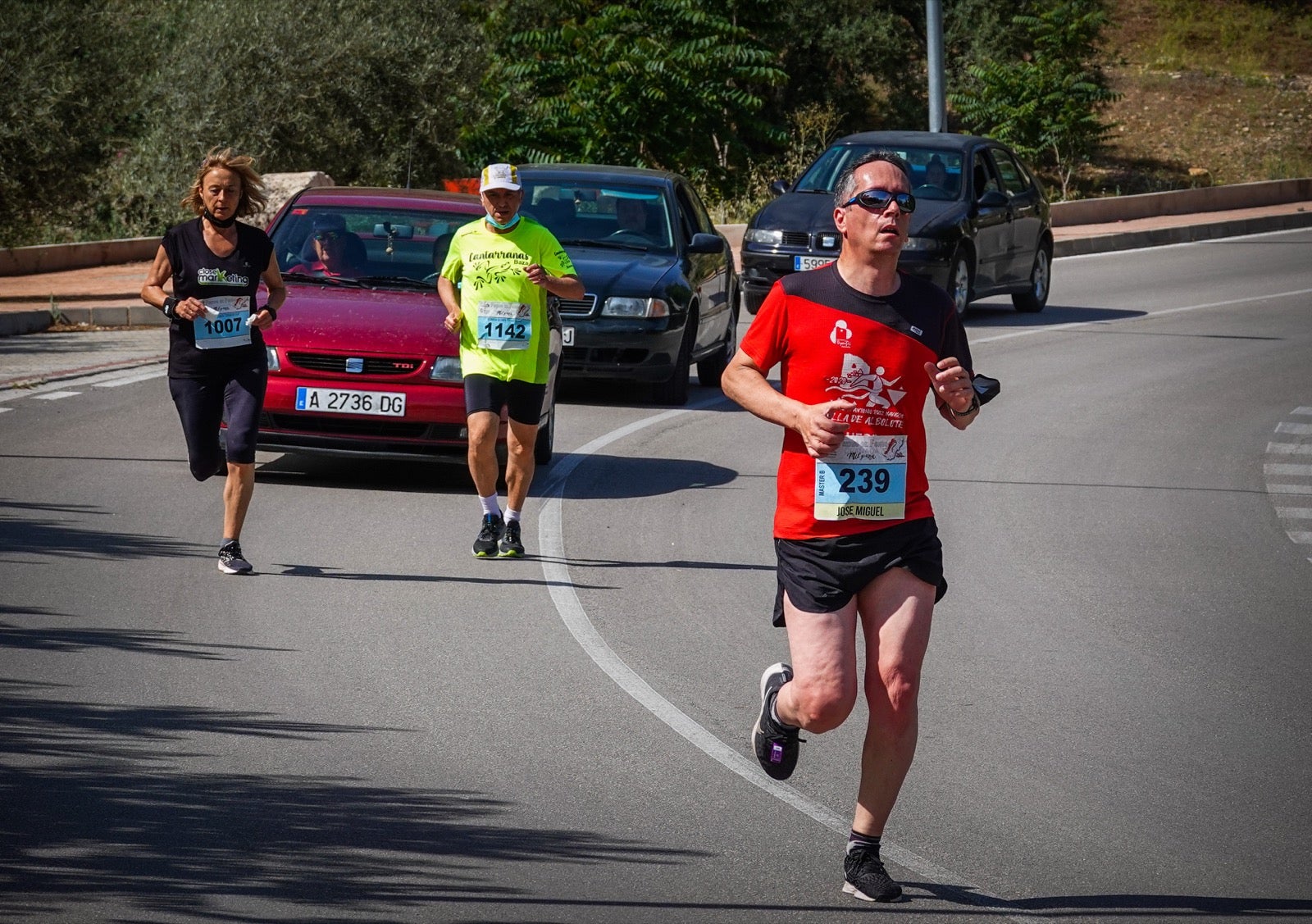 250 corredores, la mitad de ellos locales, participan en la prueba en una espectacular jornada de atletismo y un exigente recorrido por el casco urbano lojeño a lo largo de 10,5 kilómetros