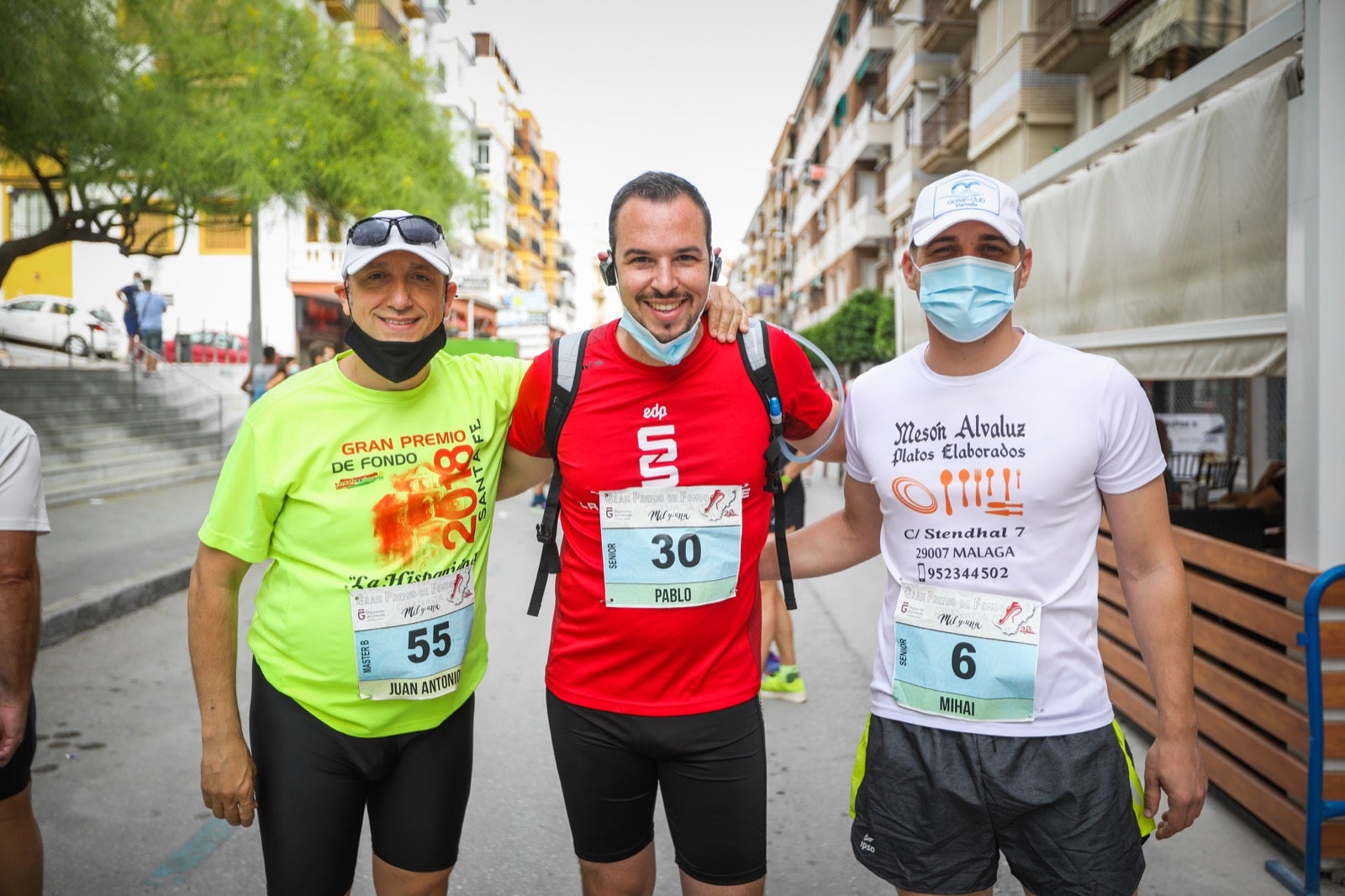 250 corredores, la mitad de ellos locales, participan en la prueba en una espectacular jornada de atletismo y un exigente recorrido por el casco urbano lojeño a lo largo de 10,5 kilómetros