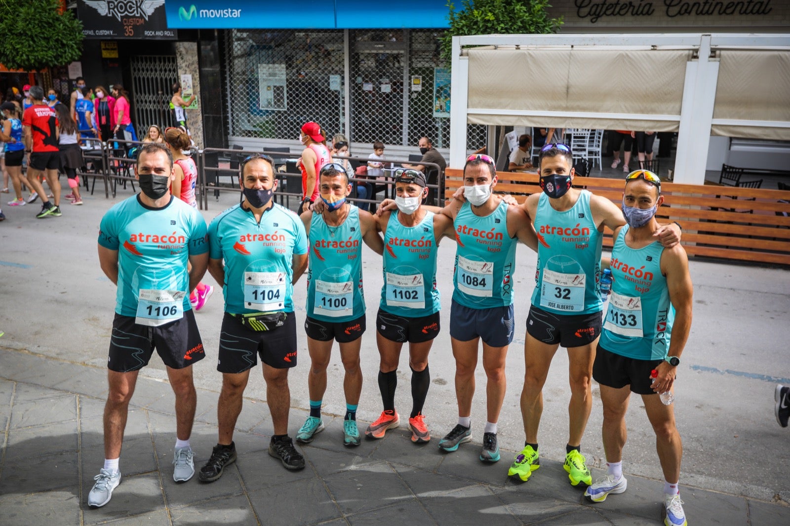 250 corredores, la mitad de ellos locales, participan en la prueba en una espectacular jornada de atletismo y un exigente recorrido por el casco urbano lojeño a lo largo de 10,5 kilómetros
