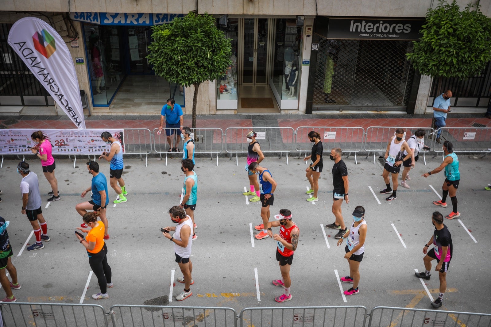 250 corredores, la mitad de ellos locales, participan en la prueba en una espectacular jornada de atletismo y un exigente recorrido por el casco urbano lojeño a lo largo de 10,5 kilómetros