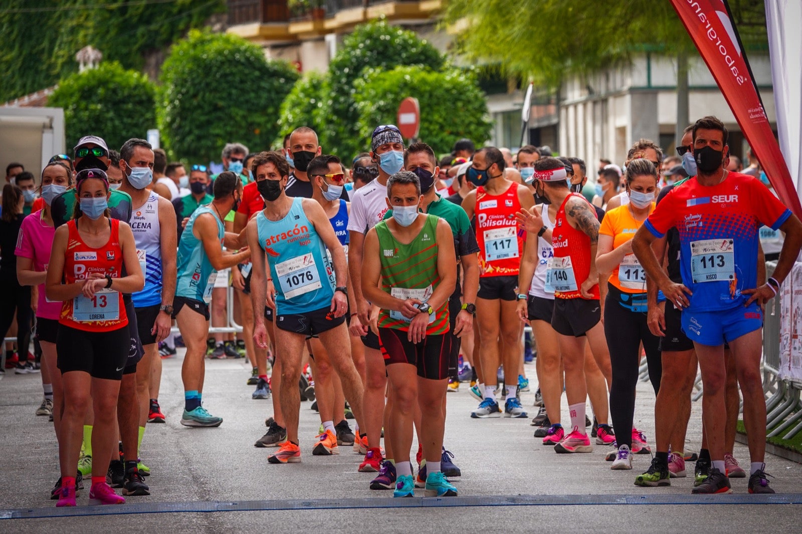 250 corredores, la mitad de ellos locales, participan en la prueba en una espectacular jornada de atletismo y un exigente recorrido por el casco urbano lojeño a lo largo de 10,5 kilómetros