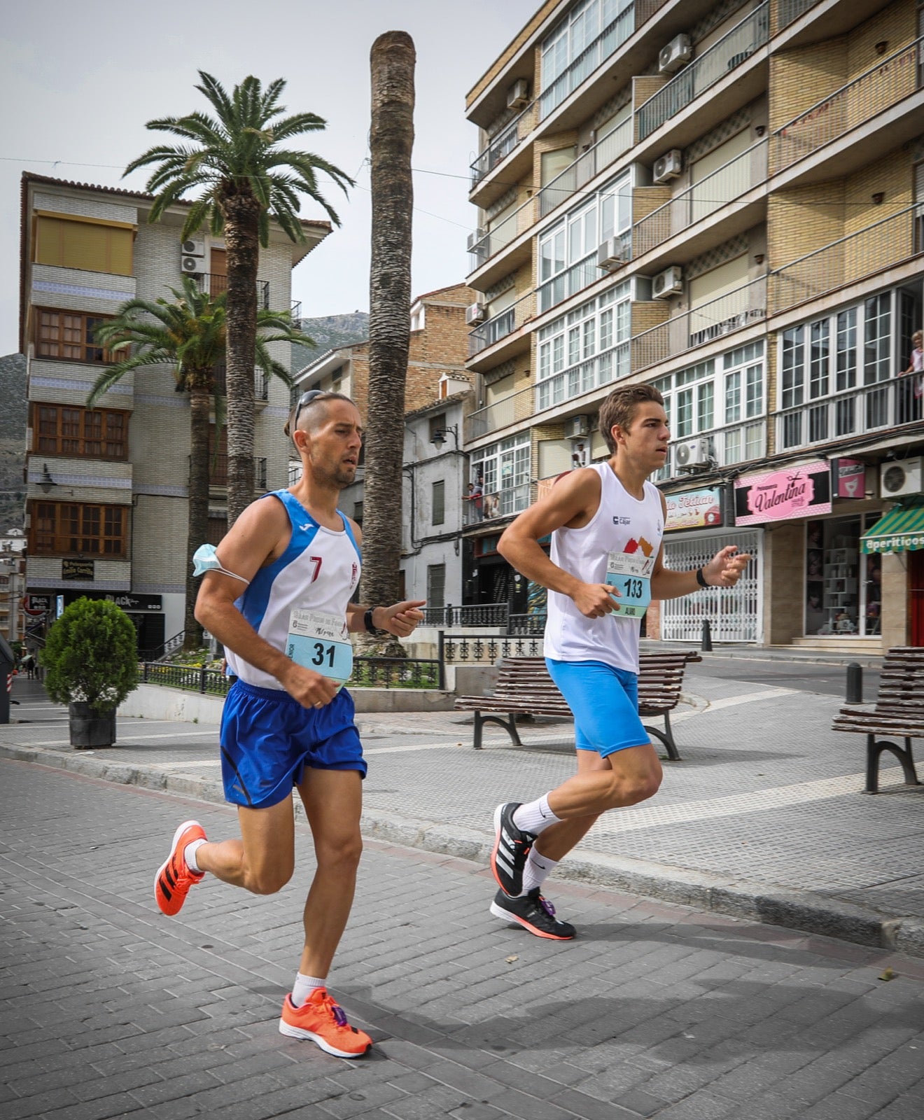 250 corredores, la mitad de ellos locales, participan en la prueba en una espectacular jornada de atletismo y un exigente recorrido por el casco urbano lojeño a lo largo de 10,5 kilómetros