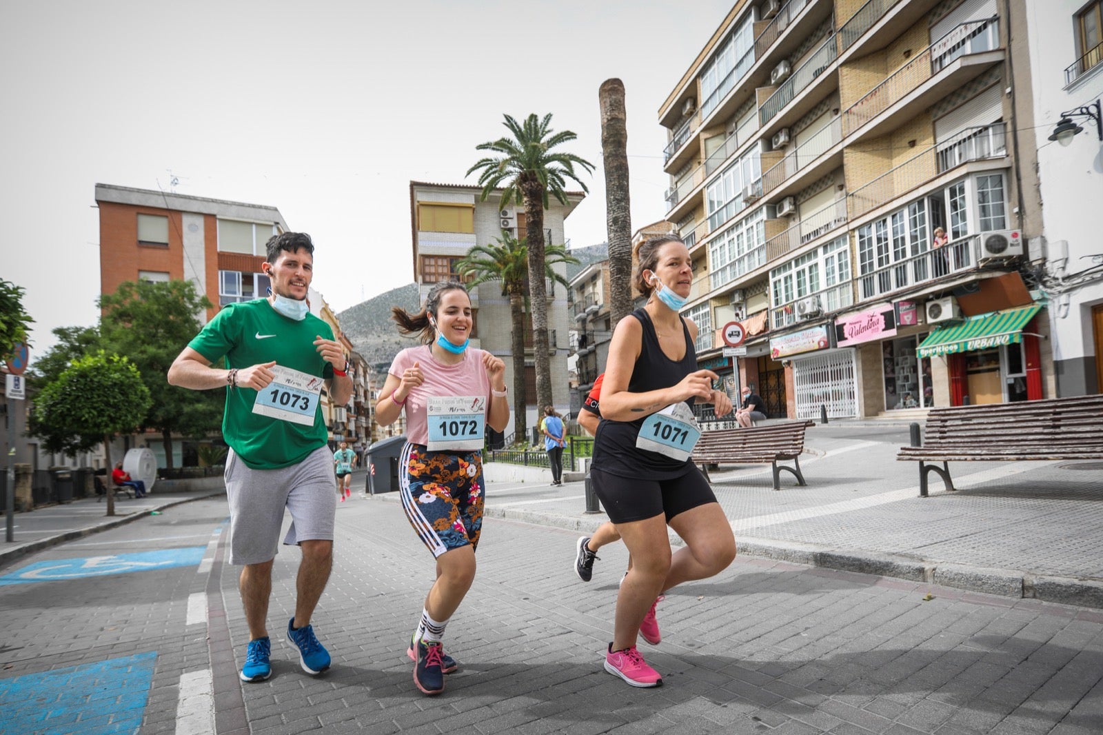 250 corredores, la mitad de ellos locales, participan en la prueba en una espectacular jornada de atletismo y un exigente recorrido por el casco urbano lojeño a lo largo de 10,5 kilómetros