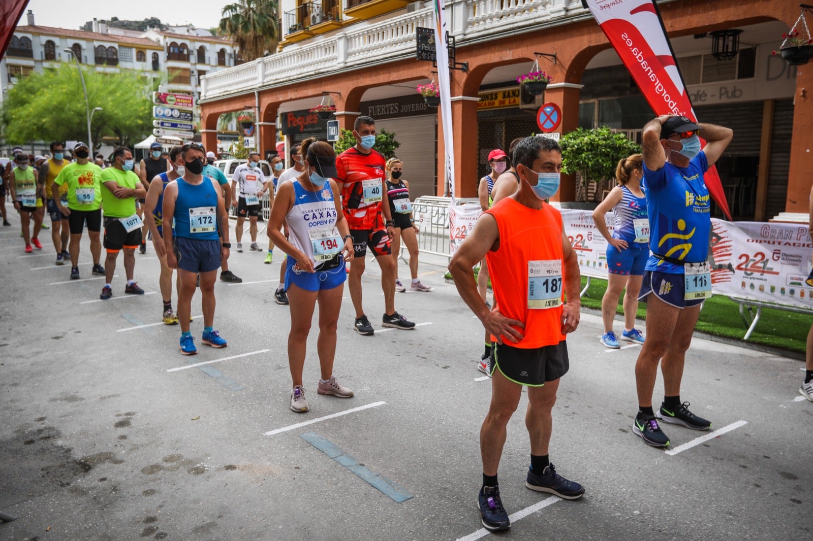250 corredores, la mitad de ellos locales, participan en la prueba en una espectacular jornada de atletismo y un exigente recorrido por el casco urbano lojeño a lo largo de 10,5 kilómetros