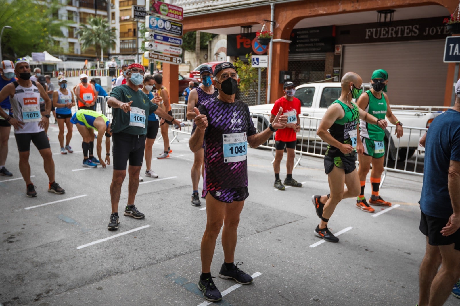 250 corredores, la mitad de ellos locales, participan en la prueba en una espectacular jornada de atletismo y un exigente recorrido por el casco urbano lojeño a lo largo de 10,5 kilómetros