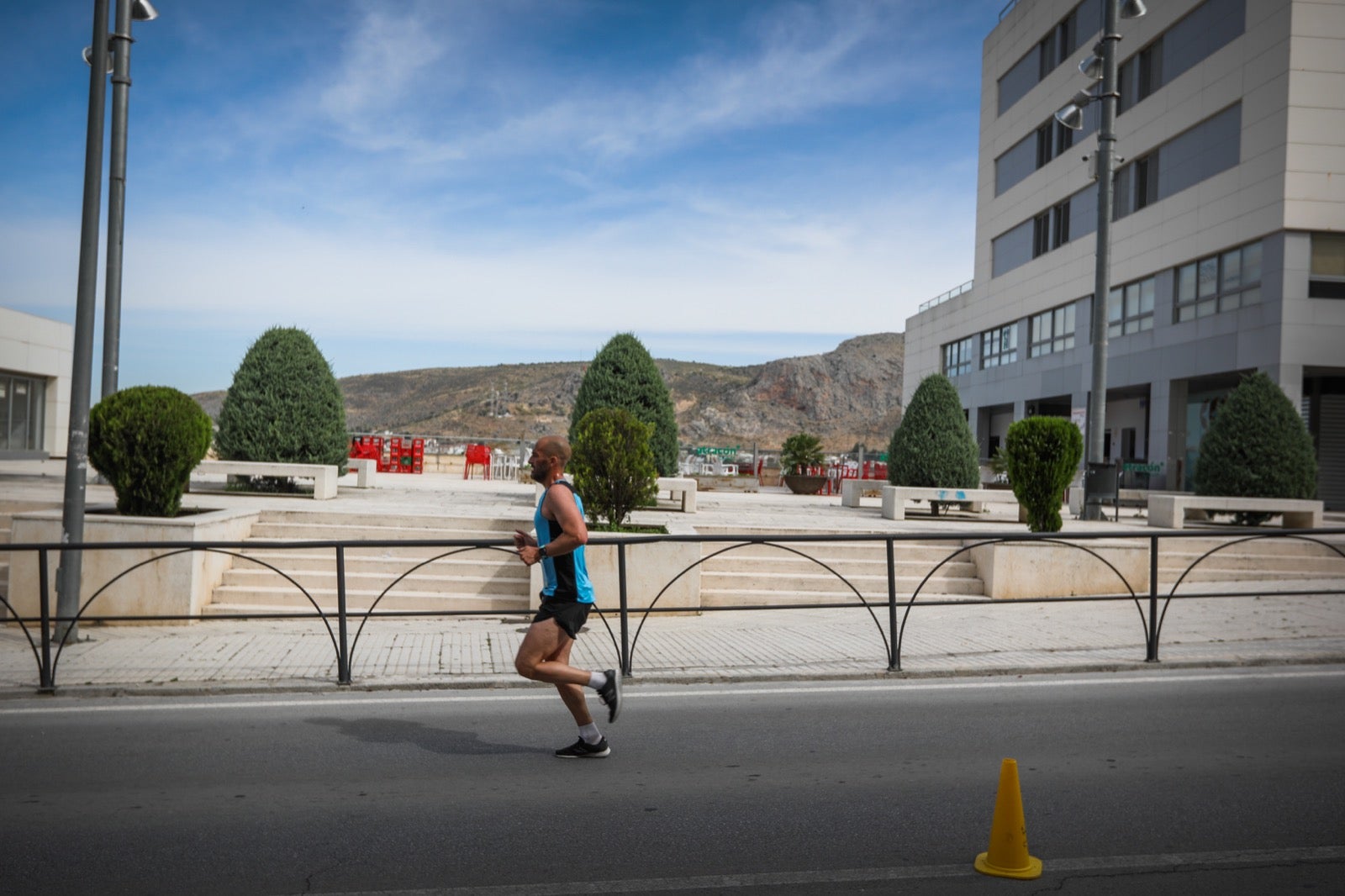 250 corredores, la mitad de ellos locales, participan en la prueba en una espectacular jornada de atletismo y un exigente recorrido por el casco urbano lojeño a lo largo de 10,5 kilómetros