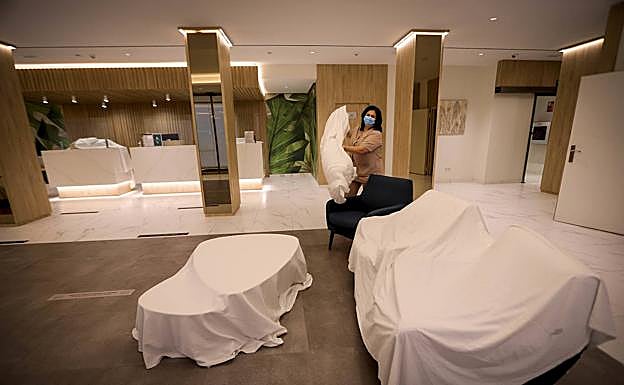 Descubren los muebles del hotel Helios. 