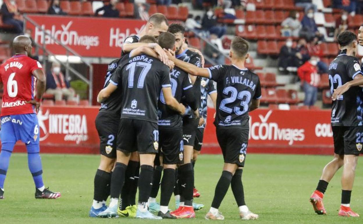 Los jugadores del Almería celebran uno de los goles.